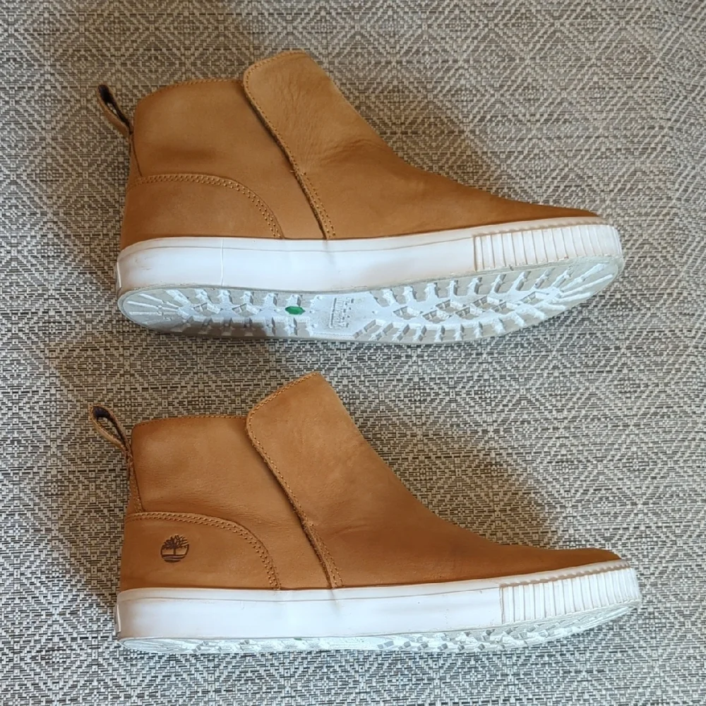 Timberland Women's Wheat Nuback Leather Skyla Bay Pull-on Chelsea Boot